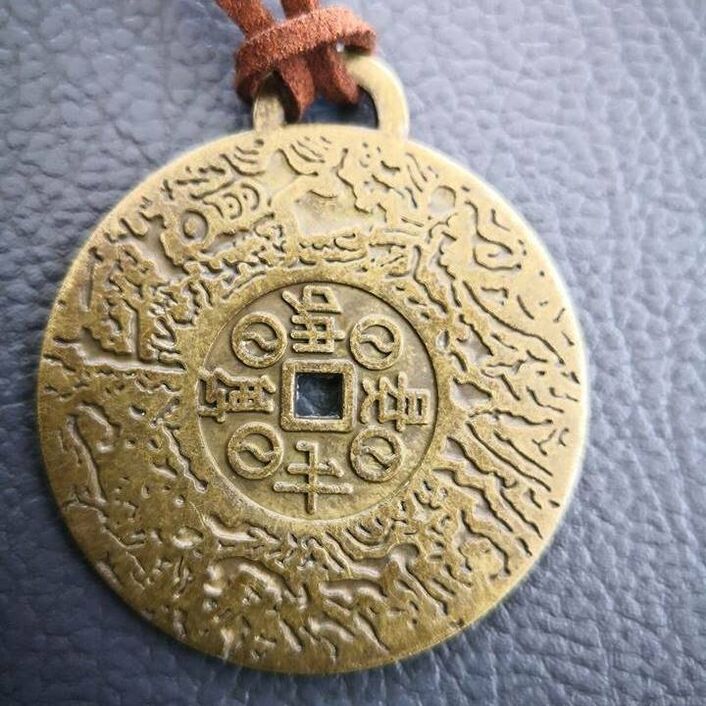 Money Amulet, Elena'nın hayatını daha iyiye doğru değiştirdi
